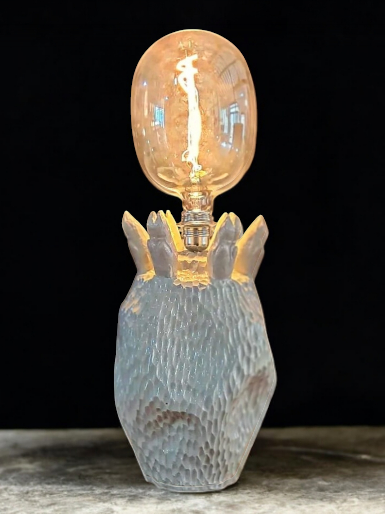 Weiße Lampe mit Schweinefüßchen